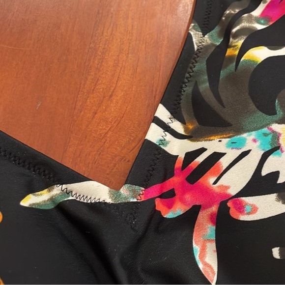 Gottex Black Pink multicolor floral one piece
Swimsuit slim fit foam cups Sz 10 - Picture 10 of 14